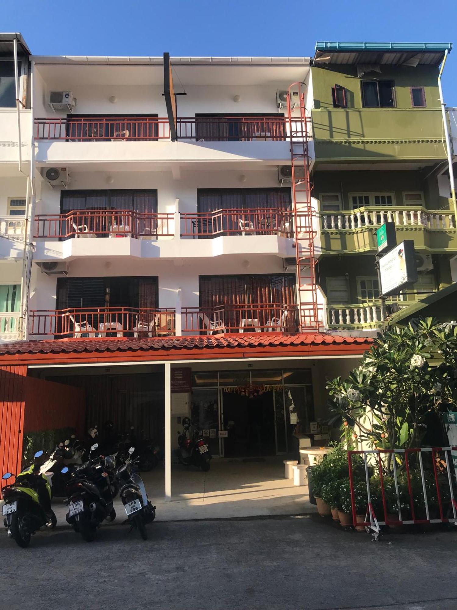 Ostello Benetti House Patong Esterno foto