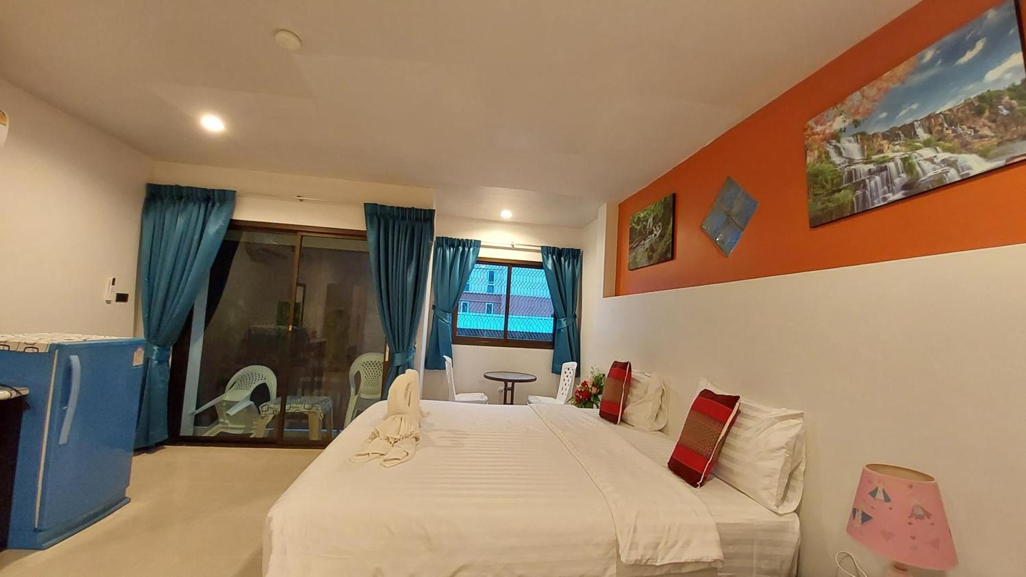 Ostello Benetti House Patong Esterno foto