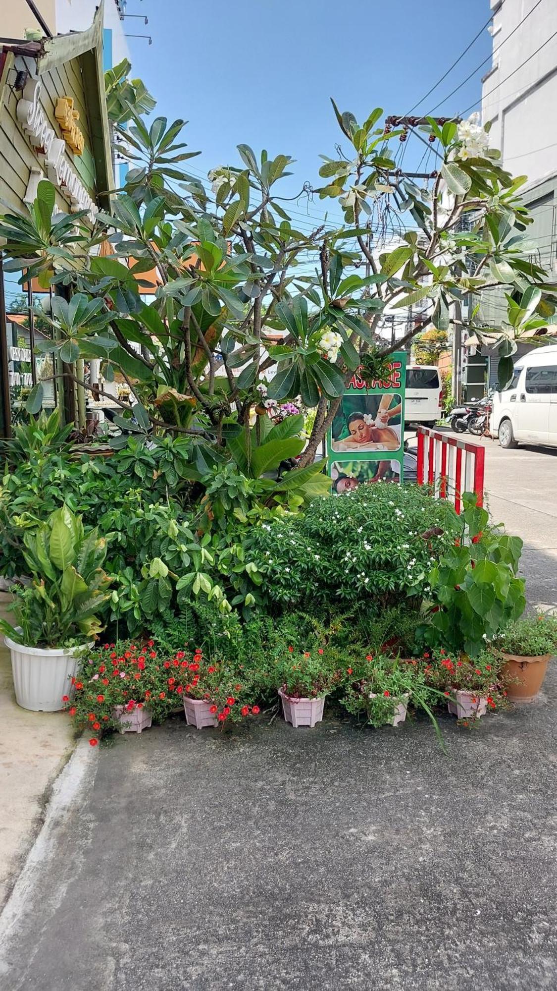 Ostello Benetti House Patong Esterno foto